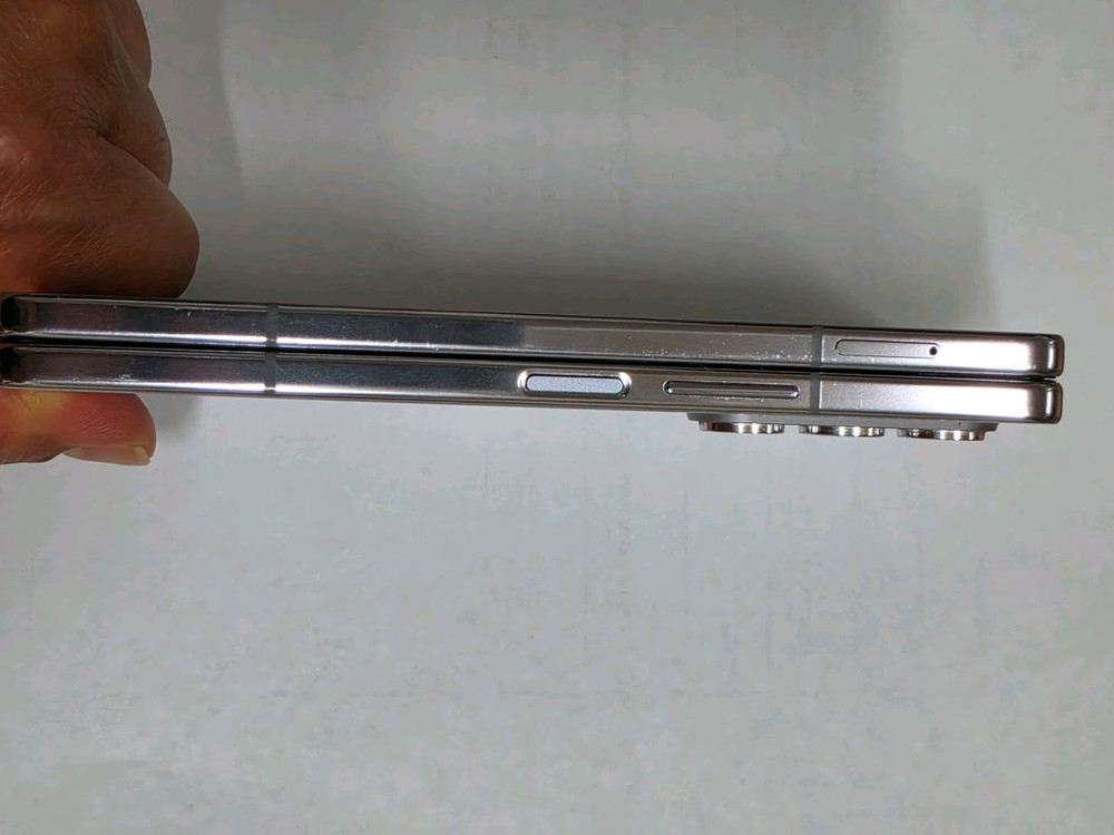 폴더블 스마트폰 256GB 액세사리포함 이미지
