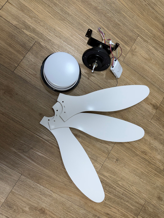 북유럽 미니멀 디자인 천장 실링팬 LED 조명 팬 화이트 105cm 팝니다. 이미지