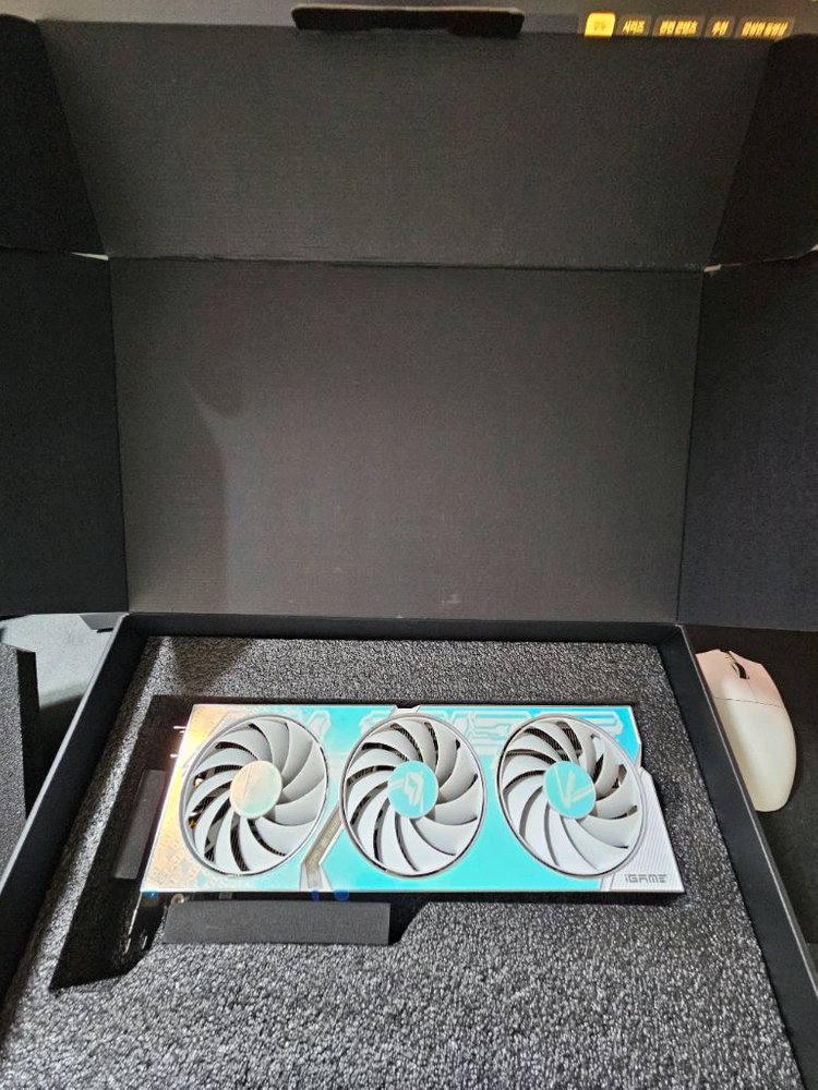 컬러풀 iGame RTX 4060 Ti ULTRA 8GB 3팬 팔아요. 이미지