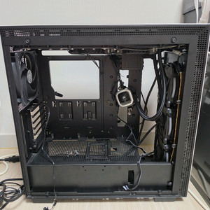 NZXT 컴퓨터 케이스 , Corsair 수냉쿨러 포함 이미지