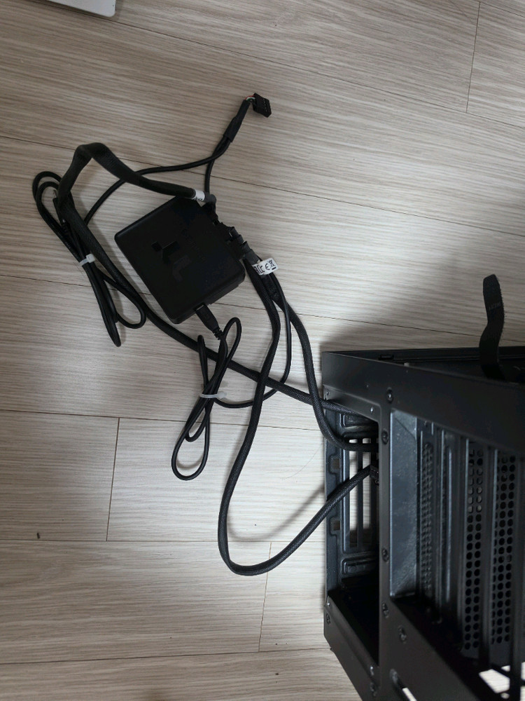 NZXT 컴퓨터 케이스 , Corsair 수냉쿨러 포함 이미지