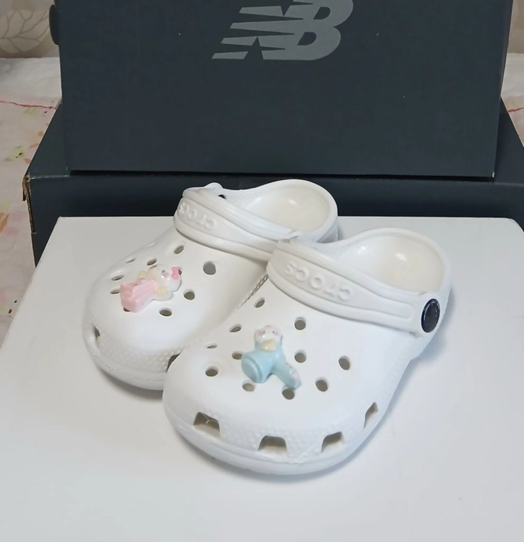 크록스정품 C8 150 클래식클로그 키티 지비츠포함 이미지