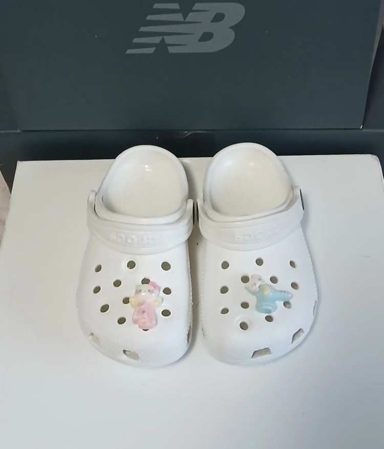 크록스정품 C8 150 클래식클로그 키티 지비츠포함 이미지