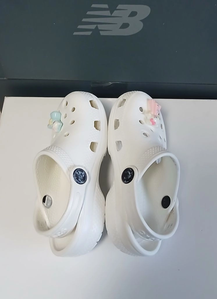 크록스정품 C8 150 클래식클로그 키티 지비츠포함 이미지