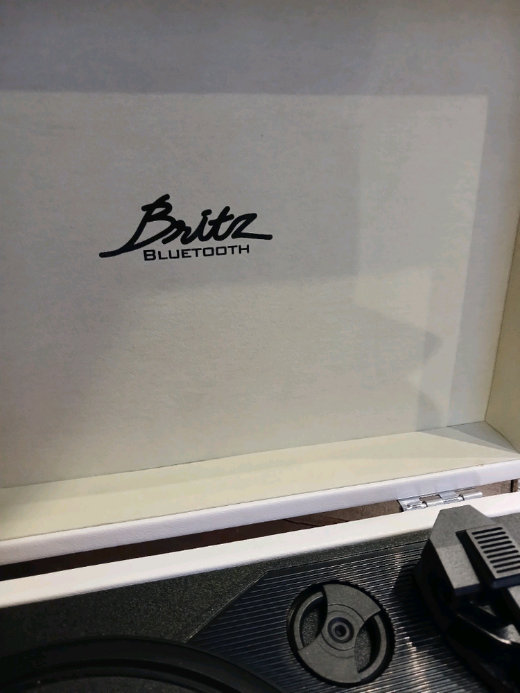 브리츠(Britz)의 BZ-TP1000 모델 턴테이블 블루투스 스피커 이미지