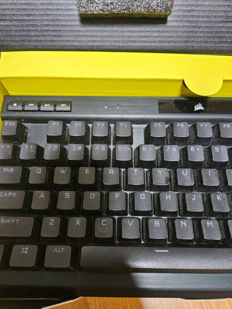 커세어 k70 RGB TKL 게이밍 키보드 적축 풀윤활 이미지