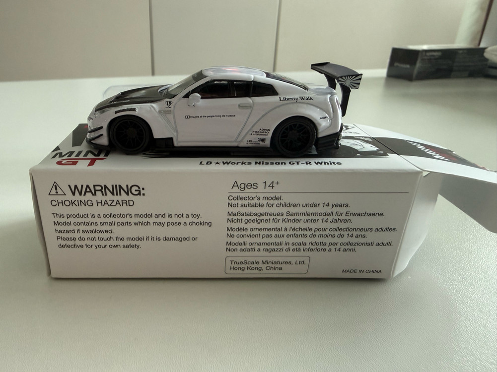 MINI GT 리버티워크 닛산 GTR 핫휠 미니지티 68 이미지