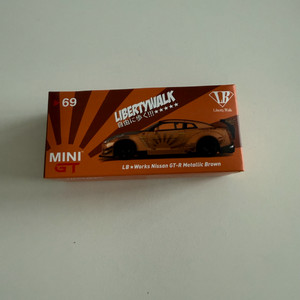 MINI GT 리버티워크 닛산 GT-R 메탈릭 브라운 핫휠 미니지티 69 이미지