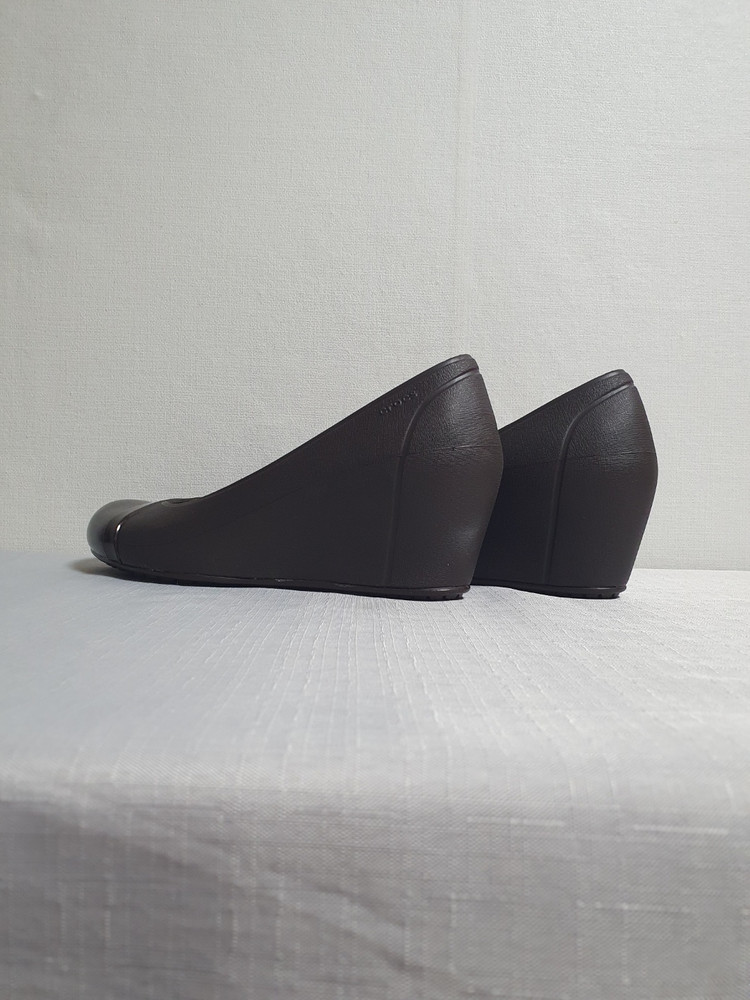 크록스 캡 토 웨지 슬립온 딥 브라운 250mm 이미지