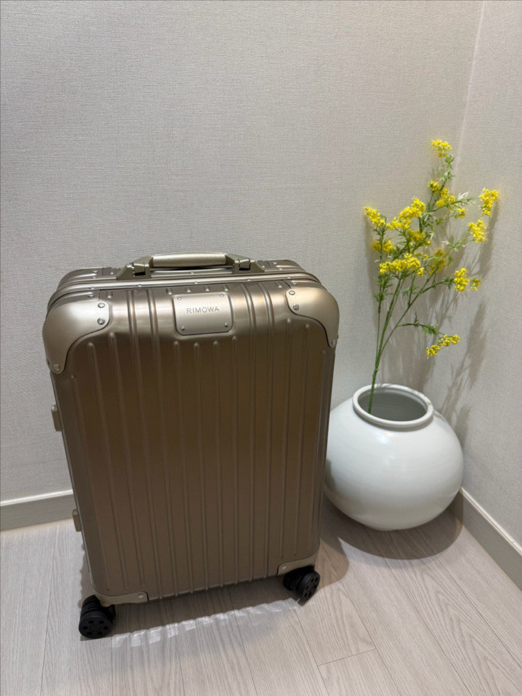 리모와 오리지널 캐빈s 티타늄골드 색상 이미지
