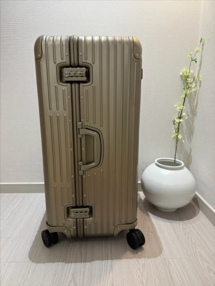리모와 오리지널 트렁크플러스 티타늄골드 색상 이미지