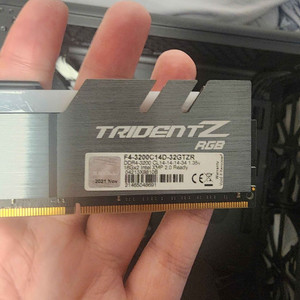 12900k+z690 토마호크 ddr4+3200 cl14 32g 트라이던트z 팝니다. 이미지