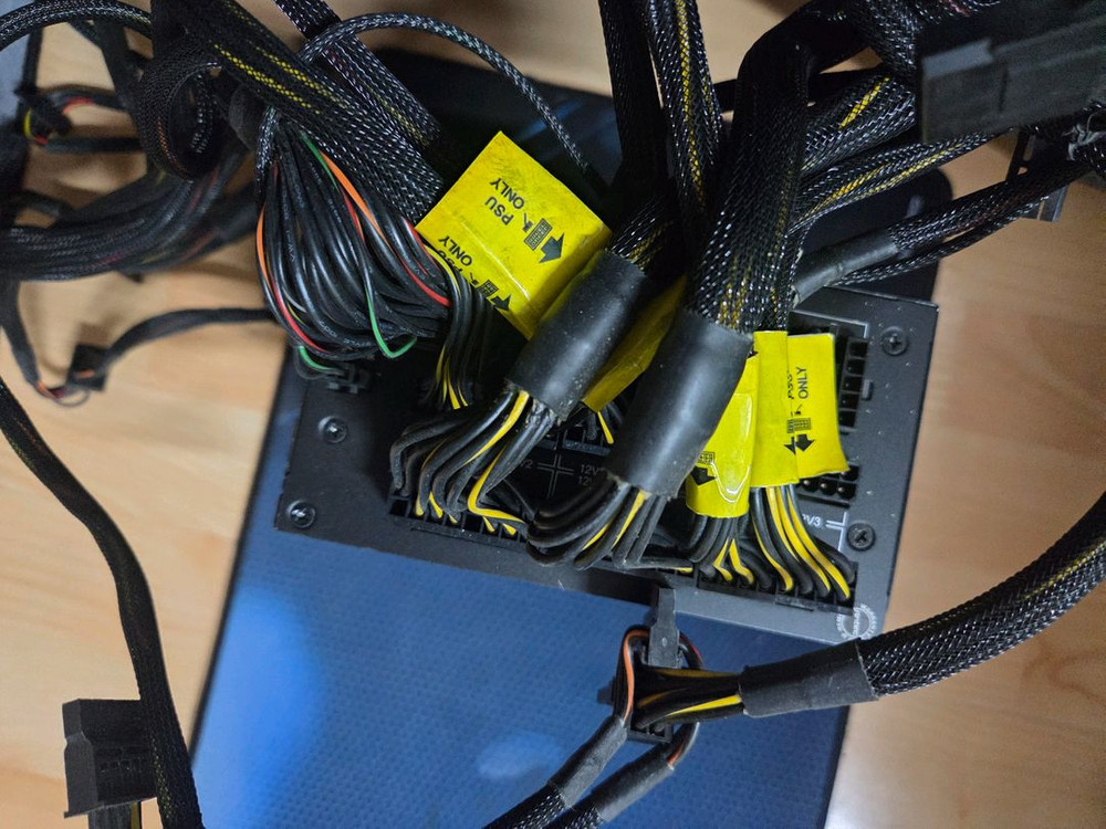 안텍 플래티늄 모듈러 1300W 파워서플라이 이미지