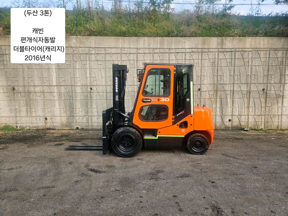중고지게차 두산 D30S-5 디젤 3톤 지게차 (캐빈, 편개식자동발, 더블타이어(캐리지) 이미지