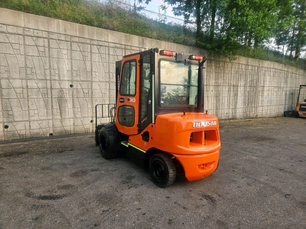 중고지게차 두산 D30S-5 디젤 3톤 지게차 (캐빈, 편개식자동발, 더블타이어(캐리지) 이미지