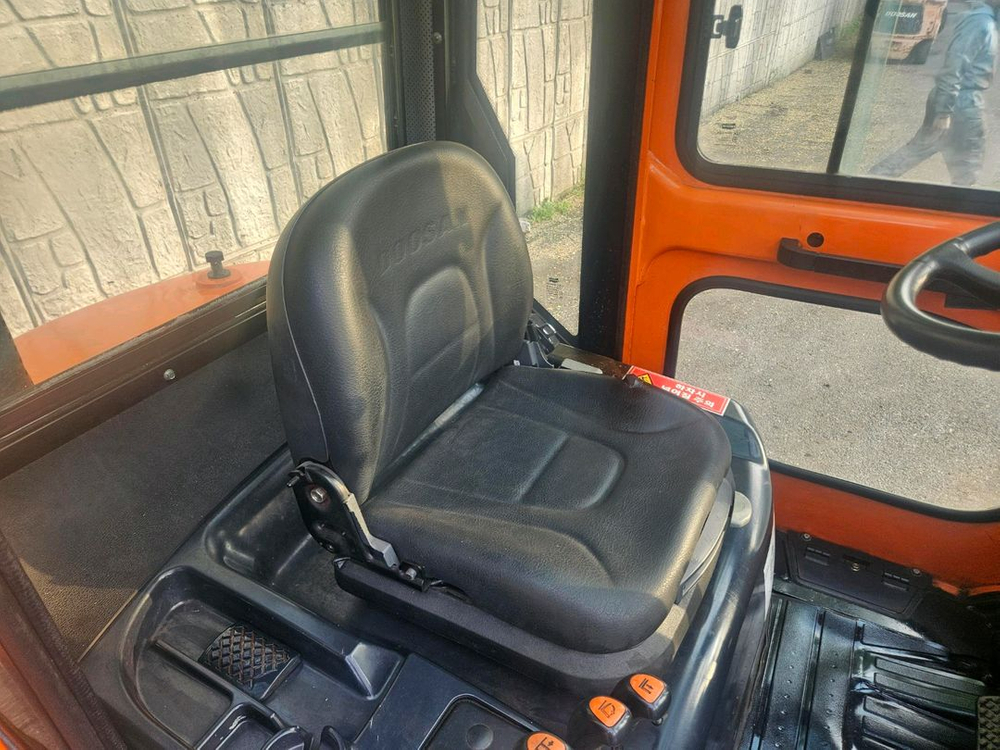 중고지게차 두산 D30S-5 디젤 3톤 지게차 (캐빈, 편개식자동발, 더블타이어(캐리지) 이미지