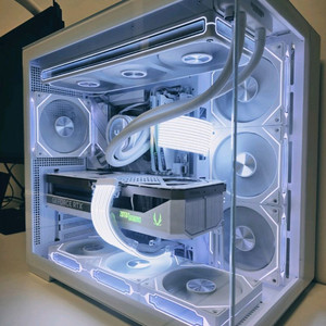 라이젠7 9800X3D RTX5080 화이트본체 팝니다 이미지