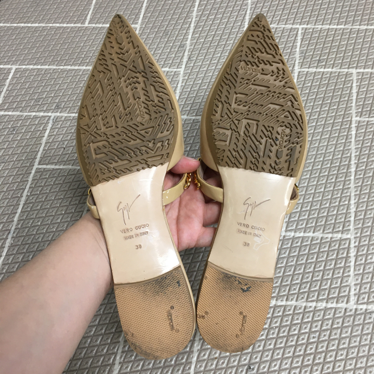 쥬세페쟈노티 리타오라 페이턴트 체인 뮬 38 이미지