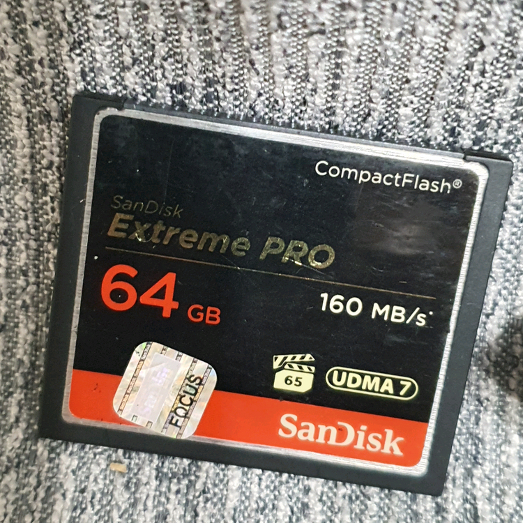 샌디스크 CF 64GB 메모리카드 이미지
