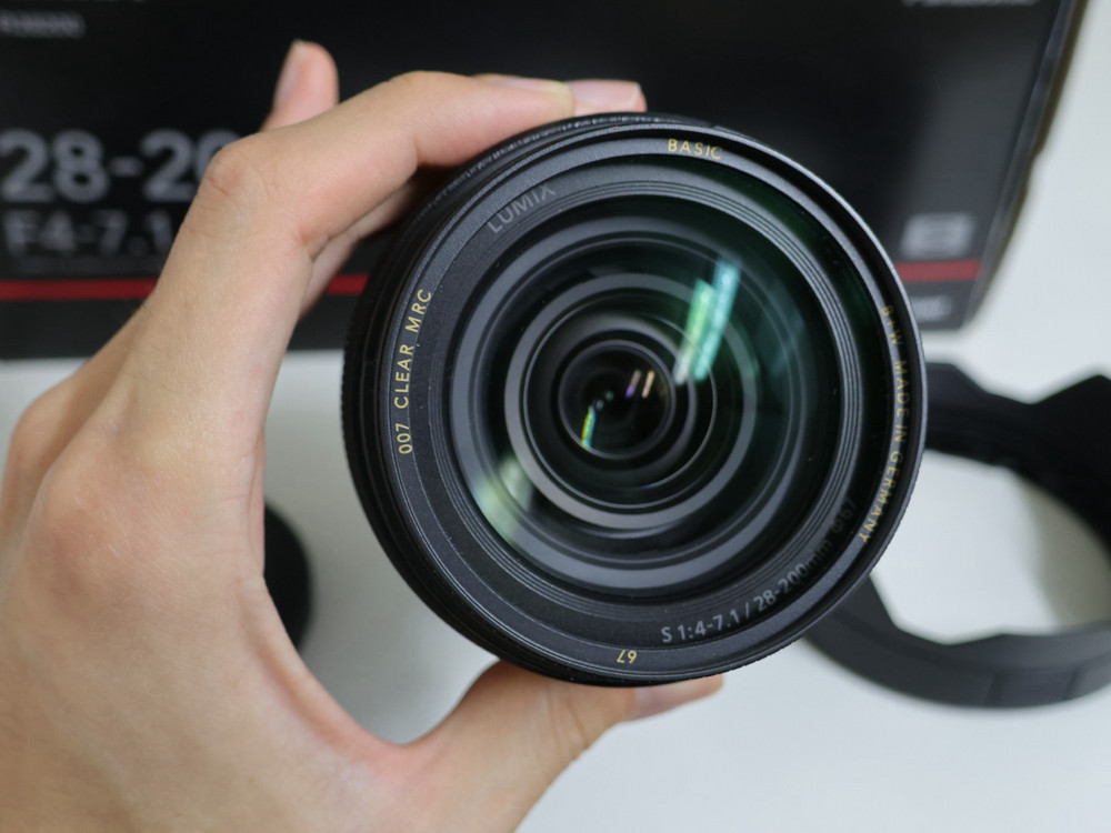 파나소닉 루믹스 28-200 f4-7.1 + B&W UV 필터 이미지