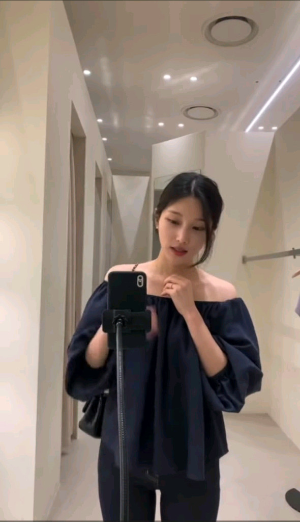 SIE 시에 델로 오프숄더블라우스 이미지