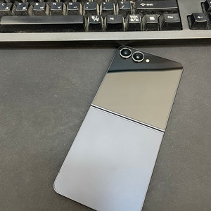 갤럭시Z플립7 블랙 256GB 무잔상 상태좋은 중고76만6천팝니다 이미지