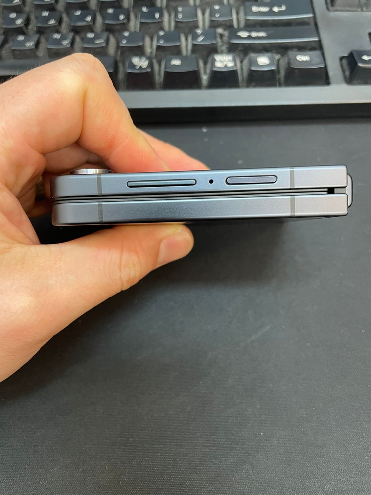 갤럭시Z플립7 블랙 256GB 무잔상 상태좋은 중고76만6천팝니다 이미지