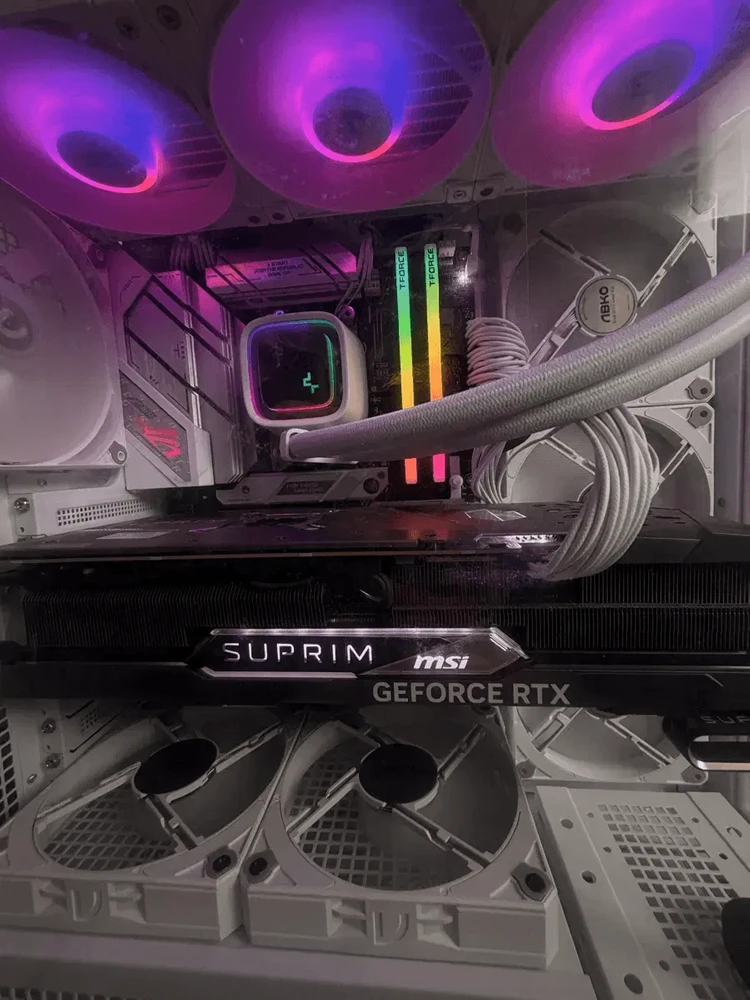 RTX4090 슈프림X + 라이젠9 7950X 화이트 수냉 - 안심되는 중고거래