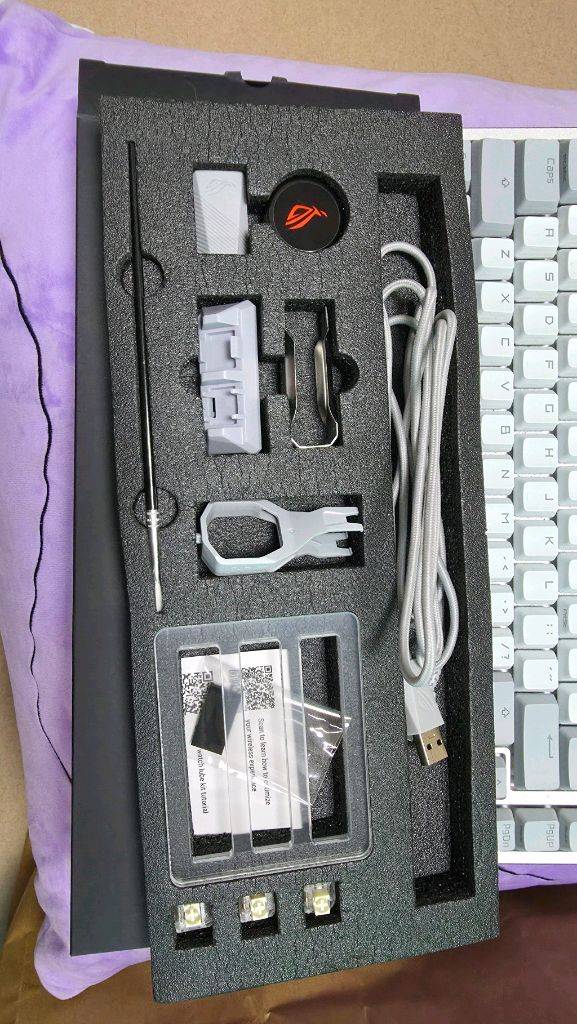 ASUS ROG AZOTH 유무선 기계식 키보드 이미지