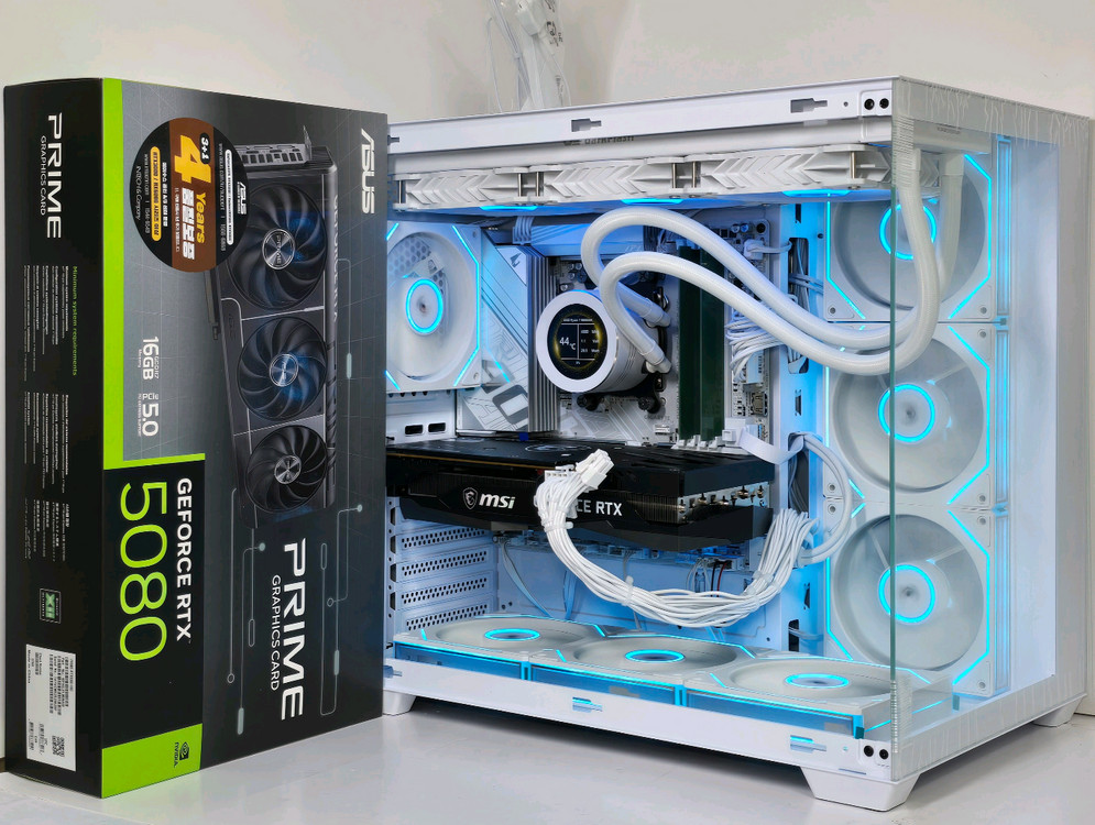 (RTX 5080 새제품 화이트)9800X3D, 32GB, B850M, 수랭쿨러, 1050W, 방송 게이밍컴퓨터본체 이미지