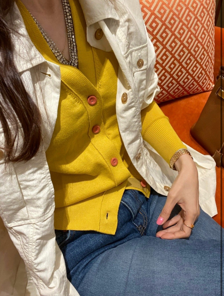 코스모폴리탄줄라이 예지스 봉봉 브이넥 가디건 망고 옐로머스타드v넥니트 이미지