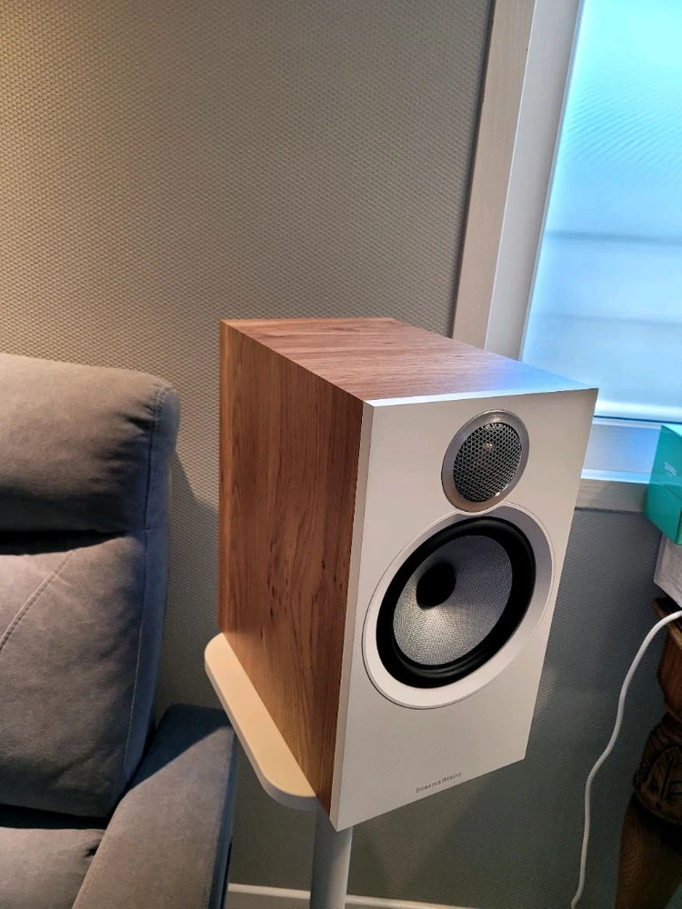 Bowers & Wilkins 606 S3 북쉘프 스피커 이미지