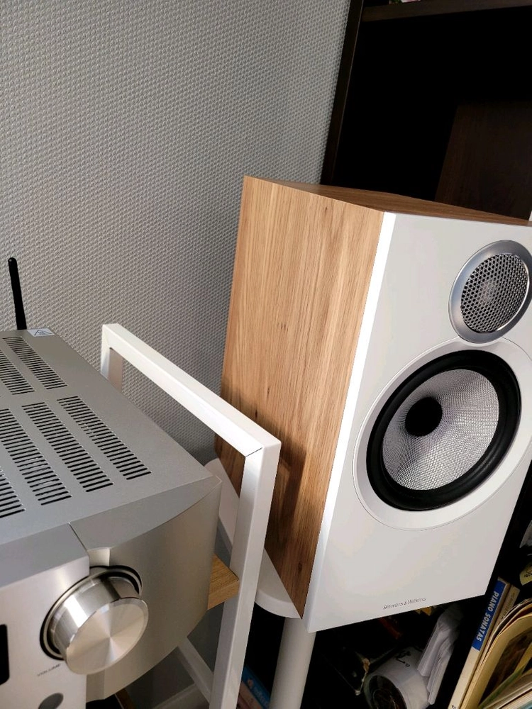 Bowers & Wilkins 606 S3 북쉘프 스피커 이미지