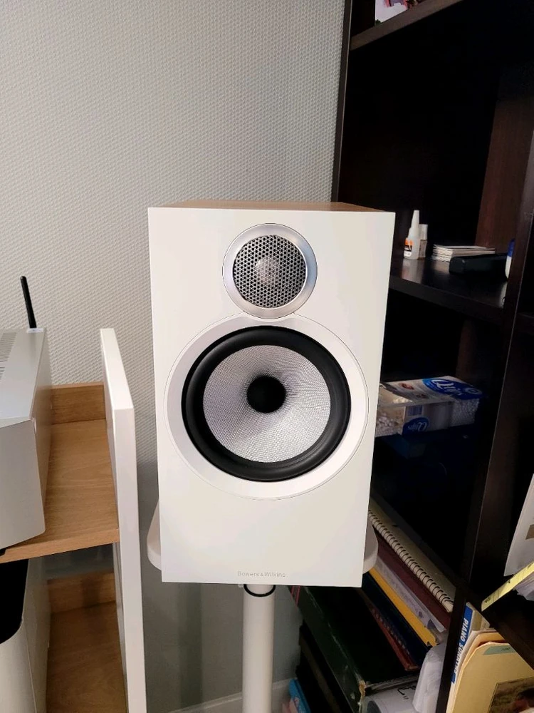 Bowers & Wilkins 606 S3 북쉘프 스피커 이미지