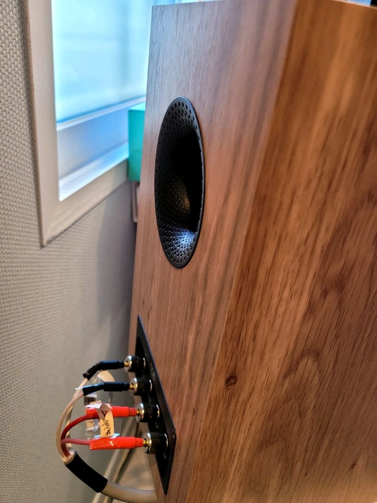 Bowers & Wilkins 606 S3 북쉘프 스피커 이미지