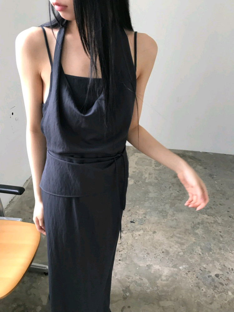 시드니 홀터 뷔스티에 레이어드 블라우스 나시 .차콜 이미지