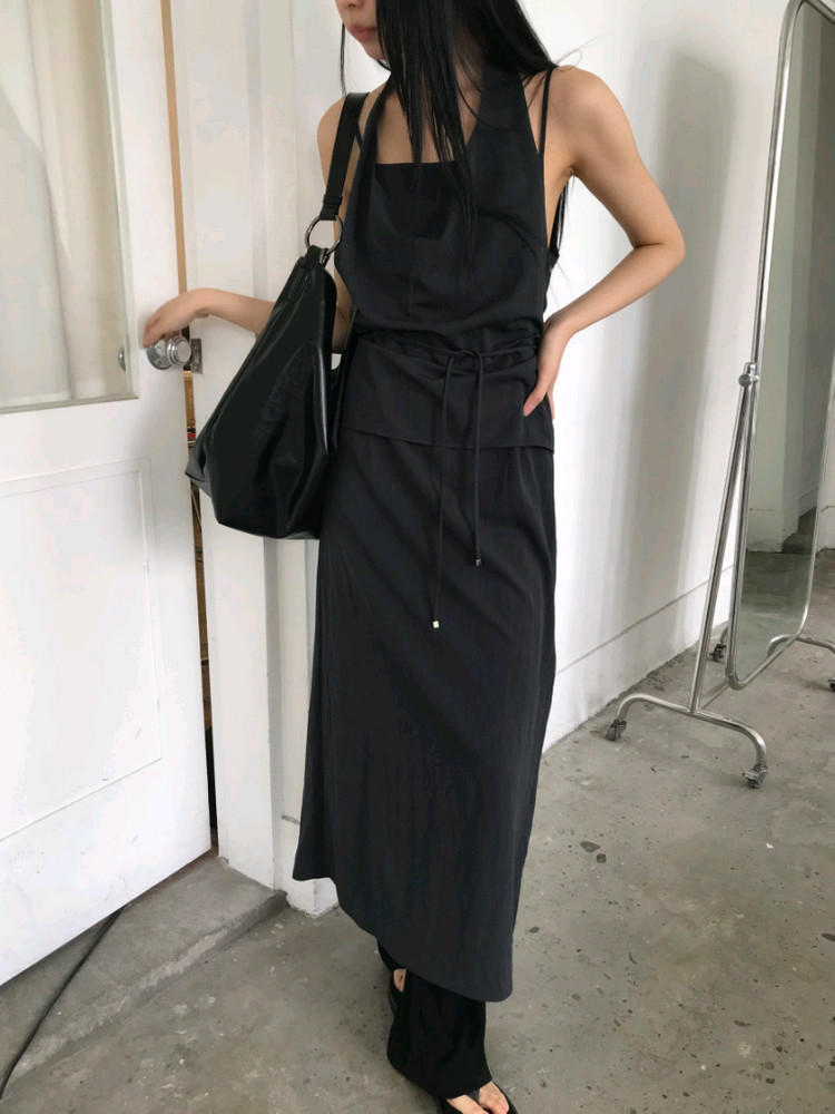 시드니 홀터 뷔스티에 레이어드 블라우스 나시 .차콜 이미지