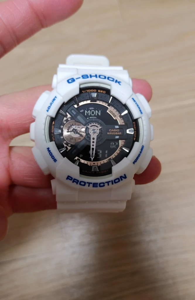 카시오 지샥 G shock GA-110 백/금 시계 팝니다 이미지