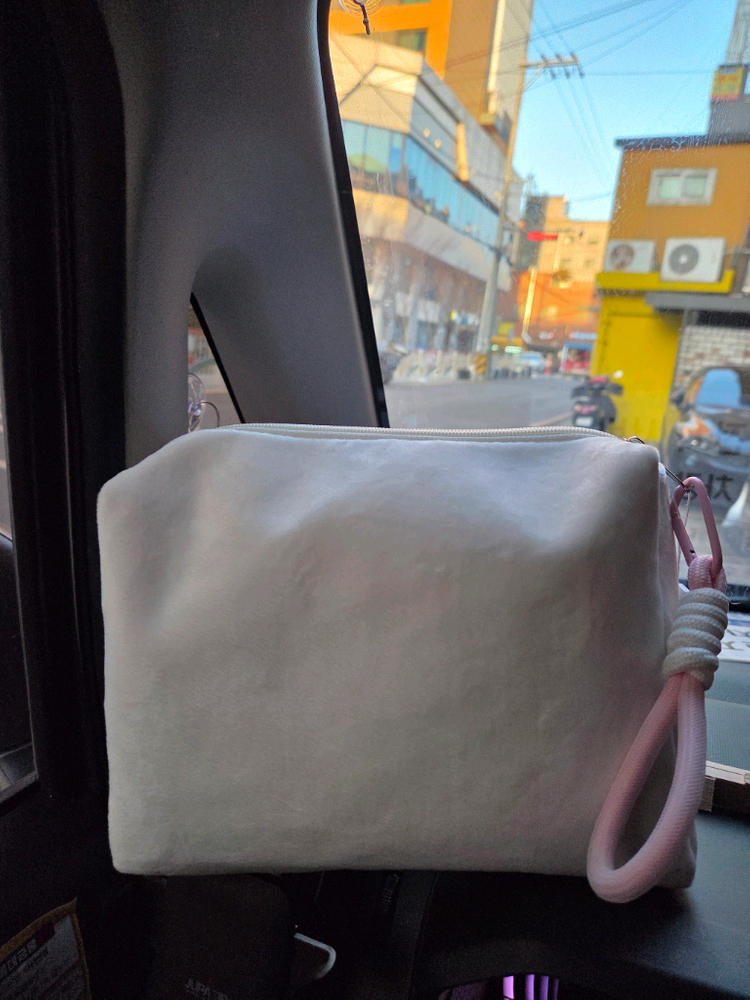 산리오 헬로키티 벨벳 파우치 화이트 이미지