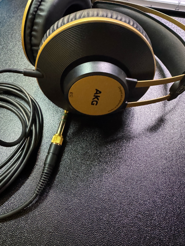 AKG K92 모니터링 헤드폰 (블랙/골드) 이미지