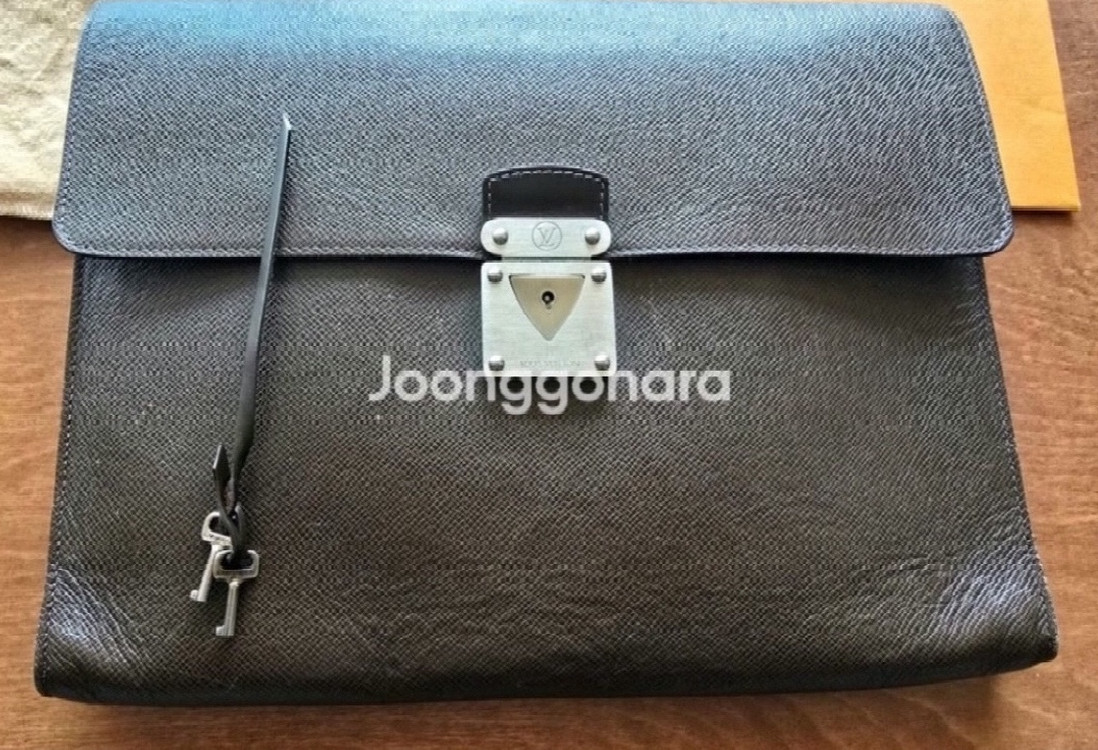 (가격인하) 정품 루이비통 타이가 라귀토 도큐먼트 슬림 서류 가방 클러치백 이미지