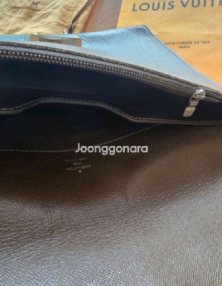 (가격인하) 정품 루이비통 타이가 라귀토 도큐먼트 슬림 서류 가방 클러치백 이미지