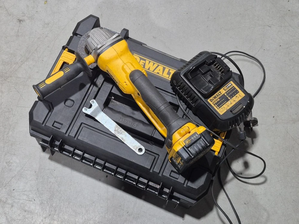 디월트 충전 그라인더(DEWALT/ DCG412N) 중고 팝니다 이미지