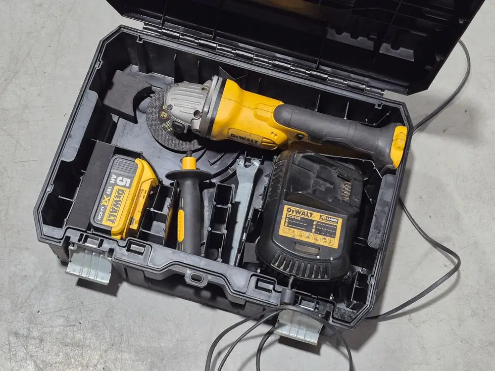 디월트 충전 그라인더(DEWALT/ DCG412N) 중고 팝니다 이미지
