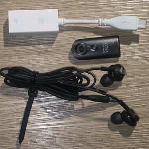 C 타입 모뎀 젠더. AKG 이어폰. 아즈나 블루투스리모콘 이미지