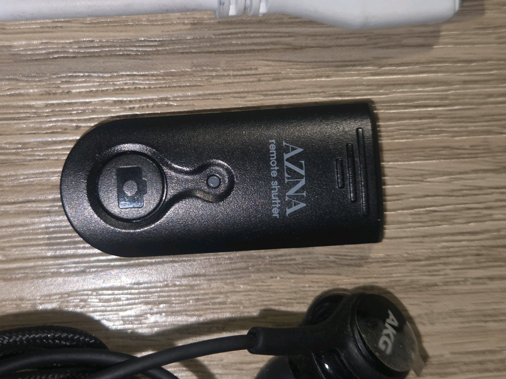 C 타입 모뎀 젠더. AKG 이어폰. 아즈나 블루투스리모콘 이미지