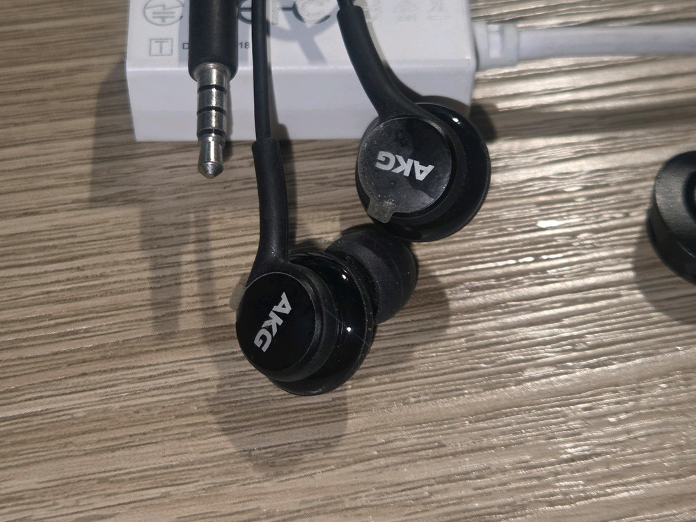 C 타입 모뎀 젠더. AKG 이어폰. 아즈나 블루투스리모콘 이미지