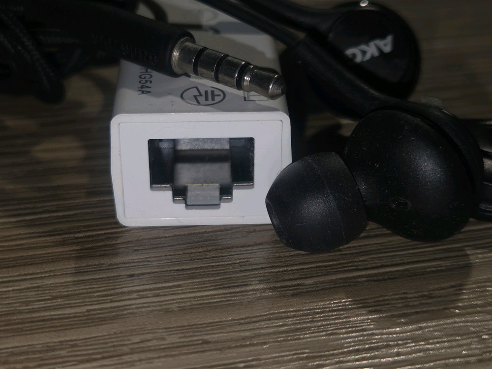 C 타입 모뎀 젠더. AKG 이어폰. 아즈나 블루투스리모콘 이미지