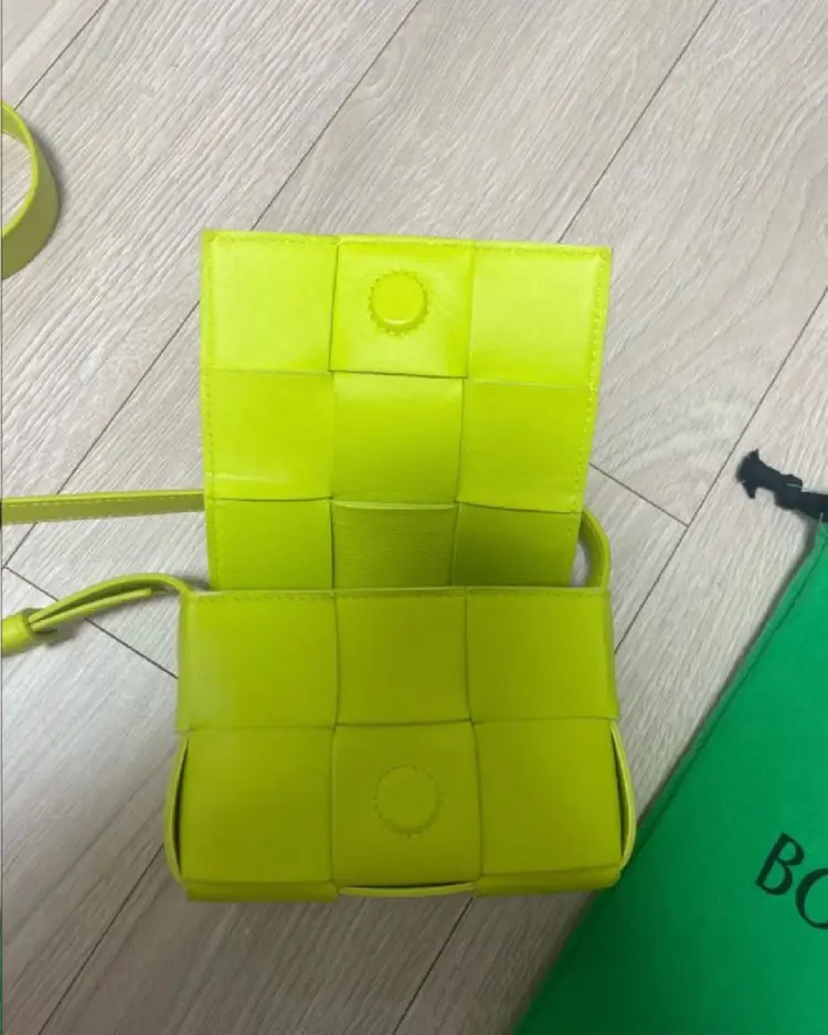 보테가베네타 미니카세트백 이미지