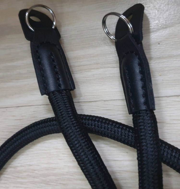 클래식 카메라 가방. 릴리즈. 스트랩 이미지